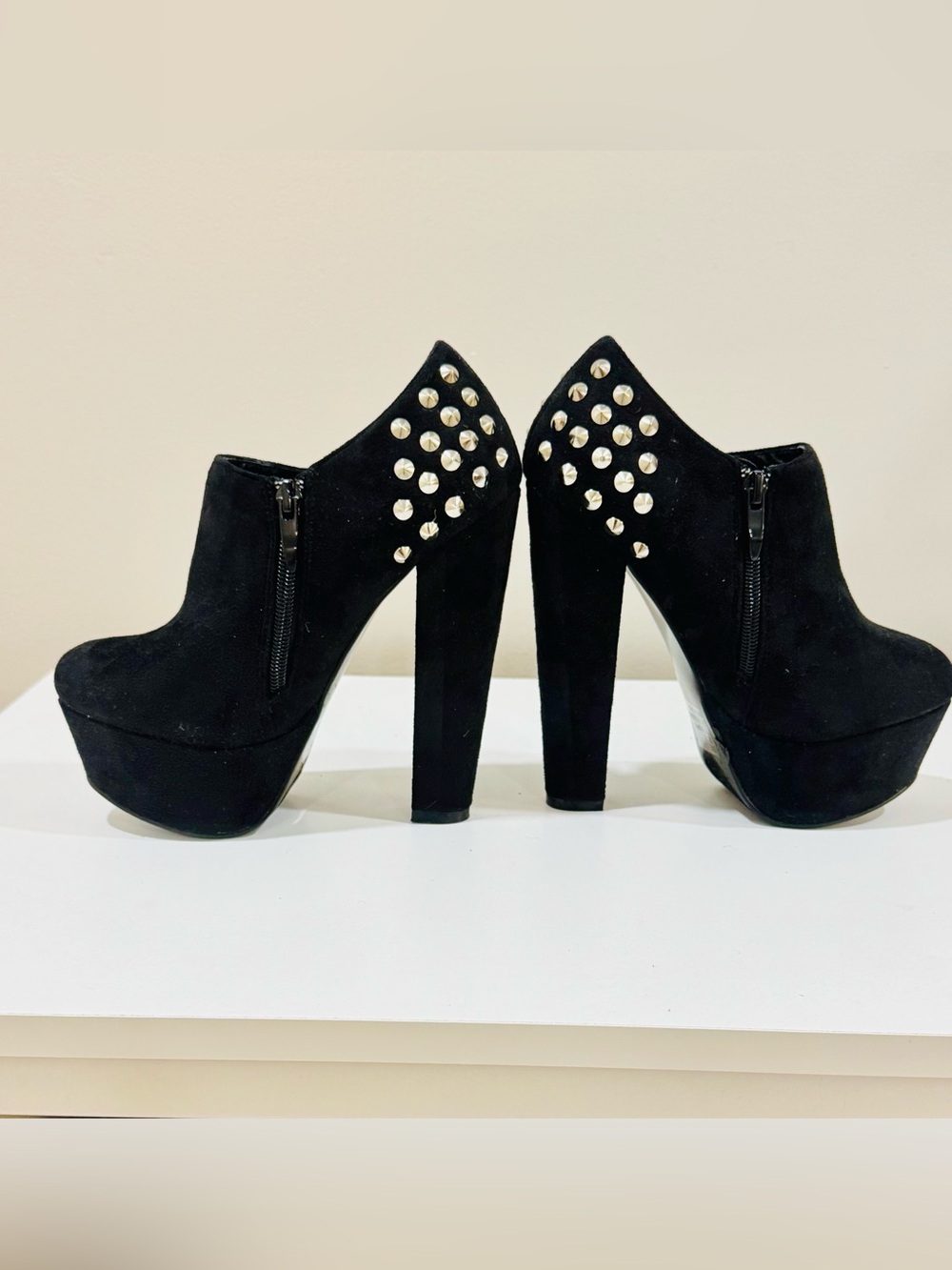 Women’s Black Suede Platform Ankle Bootie Heels Studded Size 6 - Picture 2 of 4